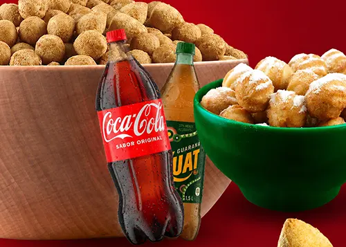 Porção de mini salgados acompanhada de bebidas