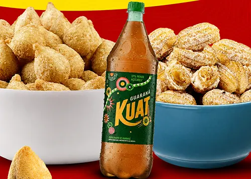 Porção de mini churros acompanhada de bebida